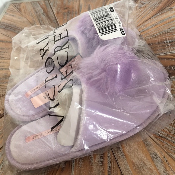 NWT Victoria’s Secret Pom Pom Velvet Slippers - Picture 5 of 5